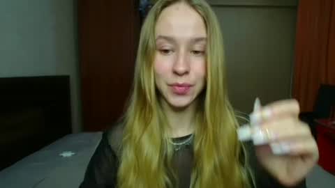 Snapshot of mona__liza chatting on 09-19-25, 03:45 Mona online show from 09-19-25, 03:45