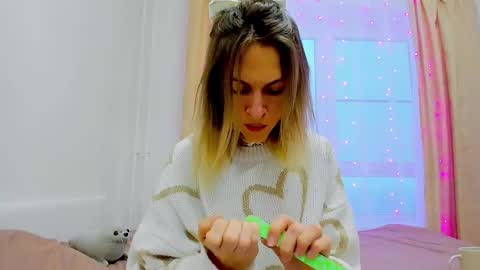 Snapshot of mona_cruz chatting on 12-14-24, 05:51 Mona online show from 12-14-24, 05:51