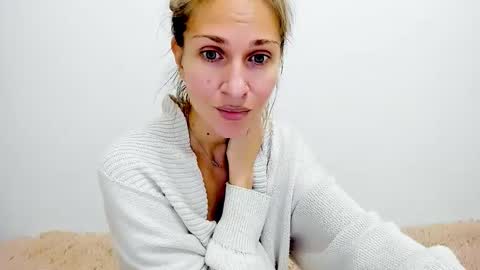 Snapshot of mona_cruz chatting on 10-12-25, 03:11 Mona online show from 10-12-25, 03:11