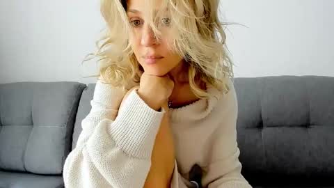 Snapshot of mona_cruz chatting on 10-23-25, 06:45 Mona online show from 10-23-25, 06:45