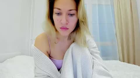 Snapshot of mona_cruz chatting on 12-05-25, 05:27 Mona online show from 12-05-25, 05:27