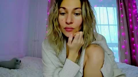 Snapshot of mona_cruz chatting on 12-18-25, 07:47 Mona online show from 12-18-25, 07:47