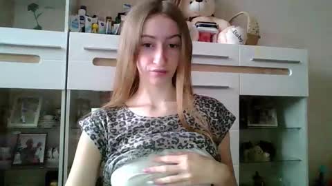 Snapshot of monica_tamayo chatting on 11-23-25, 11:54 Monica online show from 11-23-25, 11:54