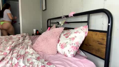 Snapshot of monicav21 chatting on 12-12-24, 04:37 Monica online show from 12-12-24, 04:37