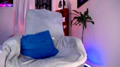 Snapshot of monnojones chatting on 10-11-25, 01:49 monnojones online show from 10-11-25, 01:49