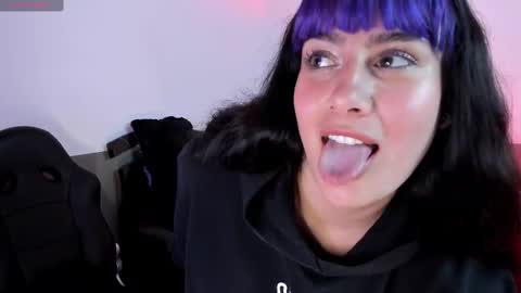 Snapshot of monse_luu chatting on 10-04-25, 04:43 Lu online show from 10-04-25, 04:43