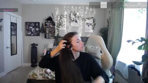 Snapshot of monstrumologist chatting on 01-11-25, 07:16 Lydia Mooney online show from 01-11-25, 07:16
