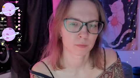 Snapshot of moon__girl chatting on 10-22-25, 08:19 Roxy online show from 10-22-25, 08:19