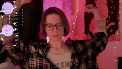 Snapshot of moon__girl chatting on 11-17-25, 08:03 Roxy online show from 11-17-25, 08:03