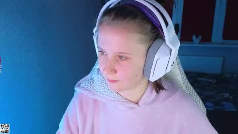 Lola online show from 10-16-25, 03:24