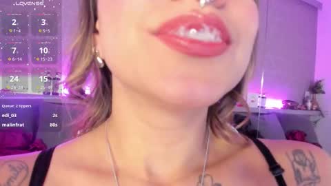 Snapshot of moon_lightt9 chatting on 10-11-25, 11:47 Sarah online show from 10-11-25, 11:47