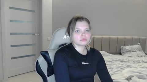 Snapshot of moon_lili chatting on 03-21-26, 01:37 moon_lili online show from 03-21-26, 01:37