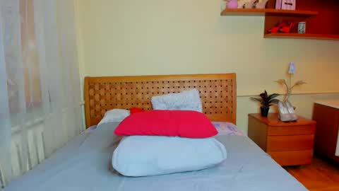 Snapshot of mooneclipce chatting on 10-27-25, 07:12 Lena online show from 10-27-25, 07:12