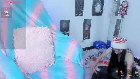 Snapshot of moonlady_ chatting on 12-18-25, 04:40 MOON online show from 12-18-25, 04:40