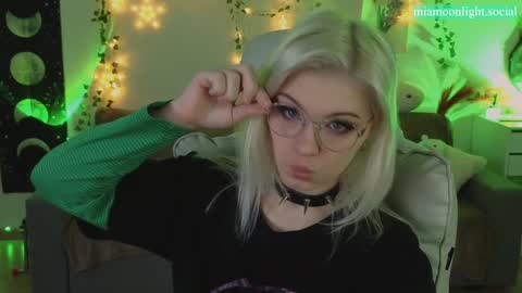 Snapshot of moonlight_mia chatting on 01-22-25, 04:33 Mia   online show from 01-22-25, 04:33
