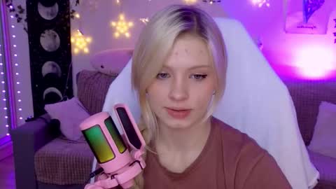 Snapshot of moonlight_mia chatting on 10-14-25, 05:25 Mia   online show from 10-14-25, 05:25
