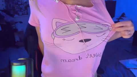 Snapshot of moonlight_mia chatting on 10-18-25, 09:37 Mia   online show from 10-18-25, 09:37