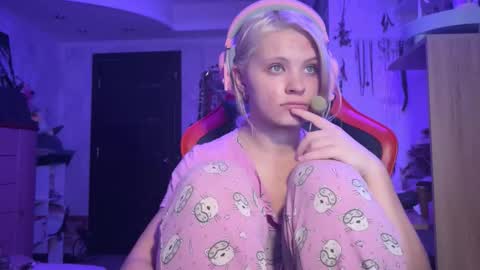 Mia   online show from 11-06-25, 11:04