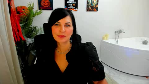 Snapshot of moonvelour chatting on 10-21-25, 04:13 Ask me online show from 10-21-25, 04:13
