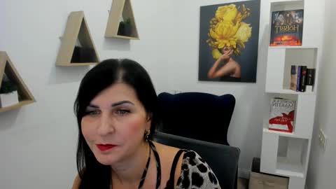 Snapshot of moonvelour chatting on 11-08-25, 04:12 Ask me online show from 11-08-25, 04:12