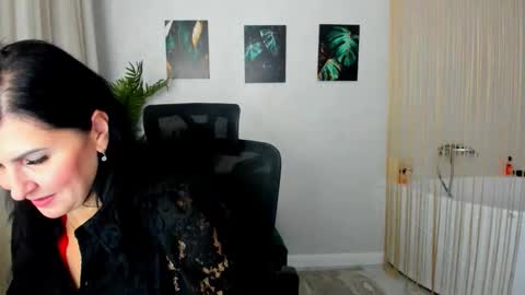 Snapshot of moonvelour chatting on 11-24-25, 03:50 Ask me online show from 11-24-25, 03:50