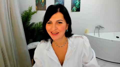 Snapshot of moonvelour chatting on 12-01-25, 04:39 Ask me online show from 12-01-25, 04:39