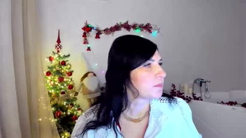 Snapshot of moonvelour chatting on 12-14-25, 03:34 Ask me online show from 12-14-25, 03:34