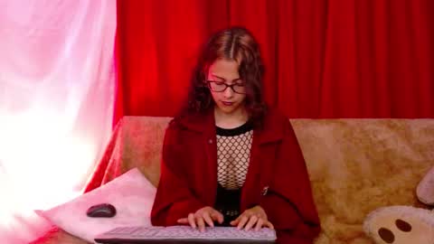 Snapshot of mora_haze chatting on 10-31-25, 11:06 Mora Haze 3 online show from 10-31-25, 11:06