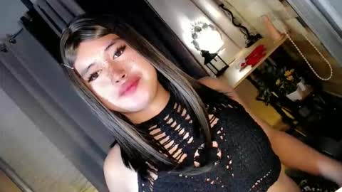 Snapshot of morenaaries12 chatting on 10-19-25, 11:44 MIA online show from 10-19-25, 11:44