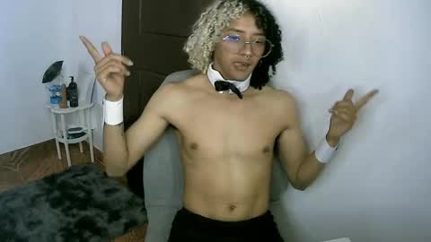 Snapshot of morenox_luxe chatting on 12-17-25, 06:14 Danny online show from 12-17-25, 06:14