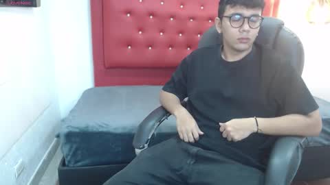 Mou Fly online show from 10-24-25, 12:01