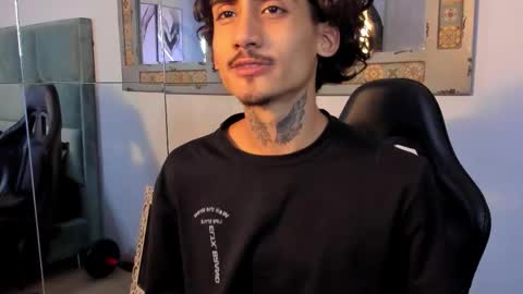 Snapshot of mr_strike chatting on 10-31-25, 03:07 MR online show from 10-31-25, 03:07