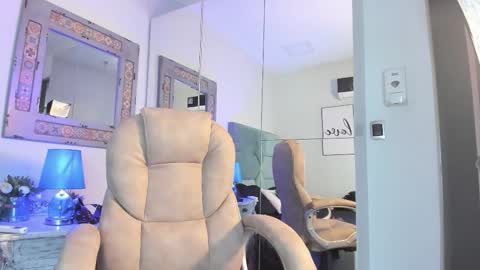 Snapshot of mr_strike chatting on 11-30-25, 03:32 MR online show from 11-30-25, 03:32