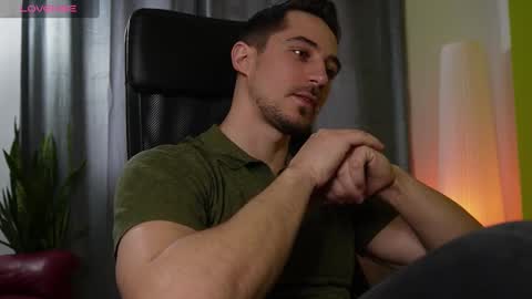 Snapshot of mrgreeneyes01 chatting on 02-06-25, 10:48 juan luis online show from 02-06-25, 10:48