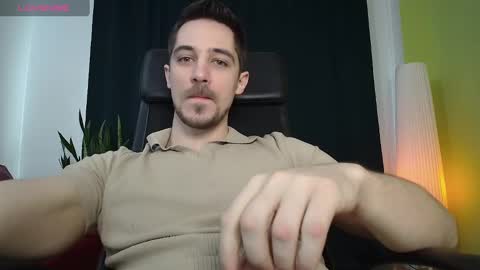 Snapshot of mrgreeneyes01 chatting on 02-21-25, 07:45 juan luis online show from 02-21-25, 07:45