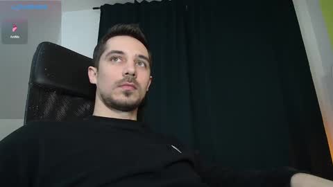 Snapshot of mrgreeneyes01 chatting on 02-22-25, 01:33 juan luis online show from 02-22-25, 01:33