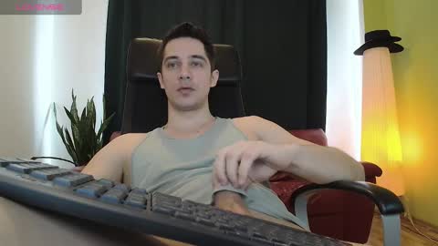 Snapshot of mrgreeneyes01 chatting on 03-05-25, 08:10 juan luis online show from 03-05-25, 08:10