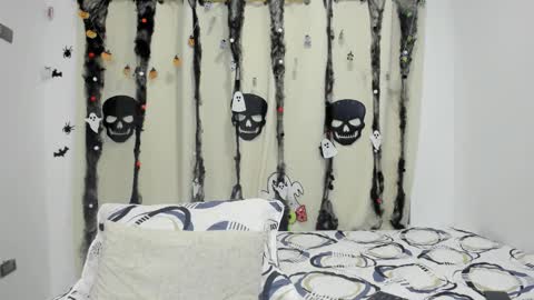 Snapshot of mrhot_night chatting on 10-29-25, 10:55 Bastian online show from 10-29-25, 10:55