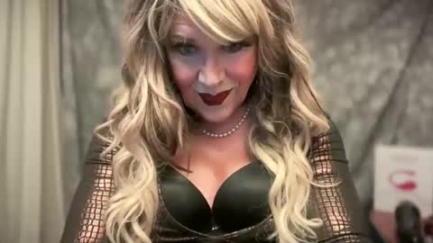 Snapshot of mskarentoy chatting on 10-17-25, 11:18 mskarentoy online show from 10-17-25, 11:18