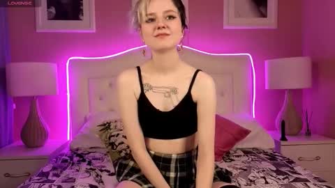 Snapshot of msmonte chatting on 11-23-25, 01:22 Lina Help me to reach 100 thumbs up online show from 11-23-25, 01:22