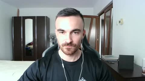 Snapshot of mu5clemania chatting on 10-14-25, 11:44 Victor online show from 10-14-25, 11:44