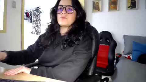 Dani and Alex online show from 11-11-25, 03:23