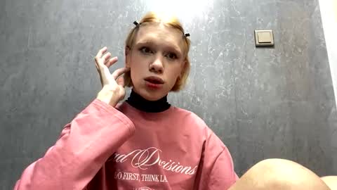 Snapshot of mun_poli chatting on 11-18-25, 09:52 Polik online show from 11-18-25, 09:52