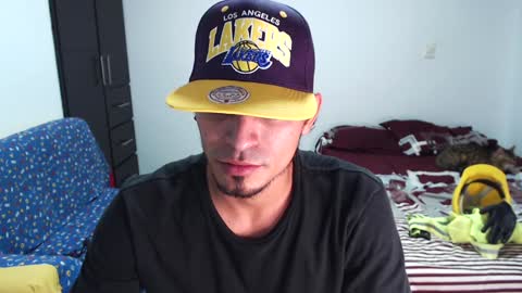 Snapshot of muscle_man1 chatting on 01-01-25, 05:01 Mike online show from 01-01-25, 05:01