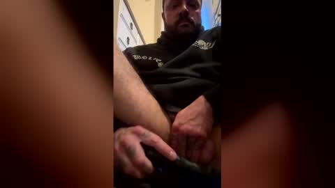 Snapshot of muscledaddyxo chatting on 04-11-26, 02:27 Tristian online show from 04-11-26, 02:27