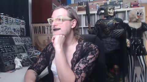 Snapshot of muziknerd chatting on 11-21-25, 01:04 Muziknerd online show from 11-21-25, 01:04