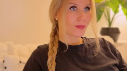 Snapshot of myassistant chatting on 01-30-25, 11:02 Mya-be Yours P online show from 01-30-25, 11:02