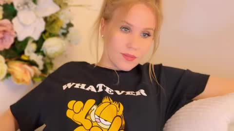 Snapshot of myassistant chatting on 02-11-25, 10:07 Mya-be Yours P online show from 02-11-25, 10:07