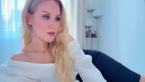 Snapshot of myassistant chatting on 09-19-25, 04:40 Mya-be Yours P online show from 09-19-25, 04:40