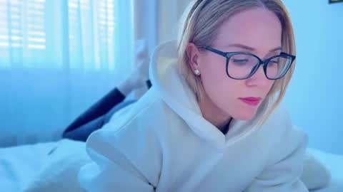 Snapshot of myassistant chatting on 09-24-25, 12:30 Mya-be Yours P online show from 09-24-25, 12:30